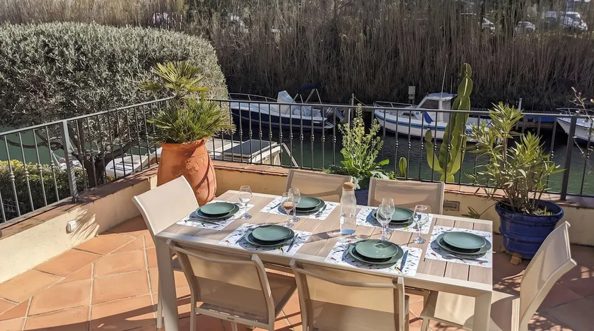 On the water: 50 m² terrace, paddle, air con & parking - Image 1