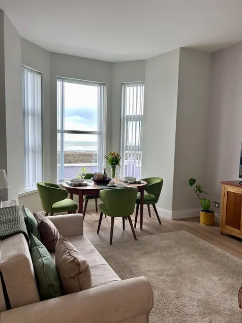 Appartement spacieux de 3 chambres en bord de mer avec parking privé sécurisé et connexion Wi-Fi gratuite - Image 1