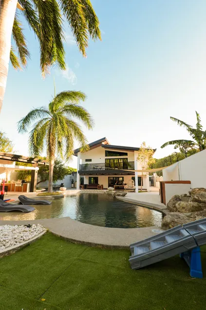 Gey Tropical House - Image 1