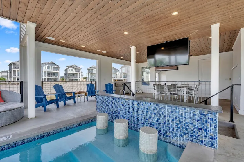 SoCo Mirage: Waterfront & Swim UP Bar - Image 1