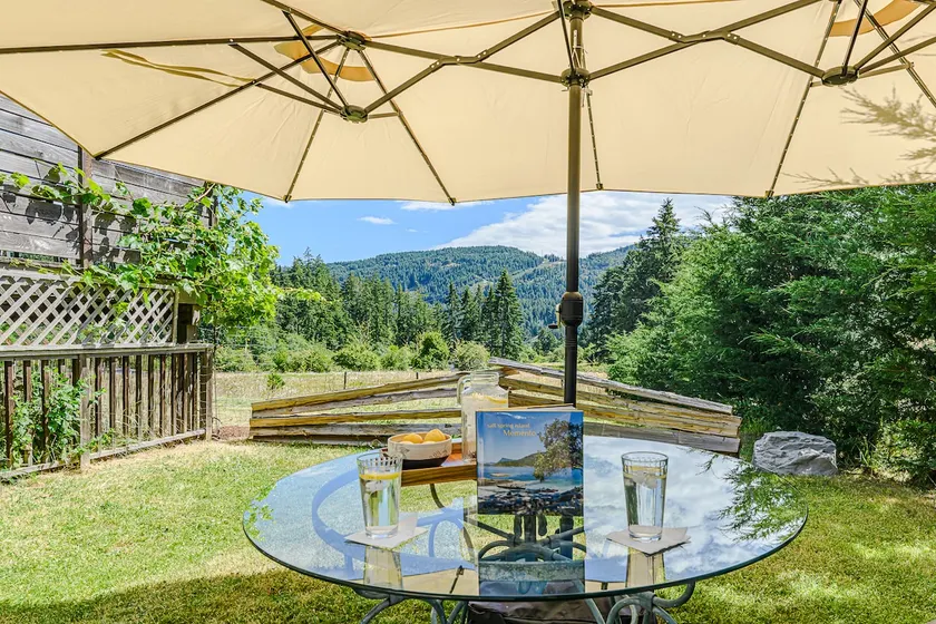 Serene Salt Spring Island Suite - Private, Central - Image 1