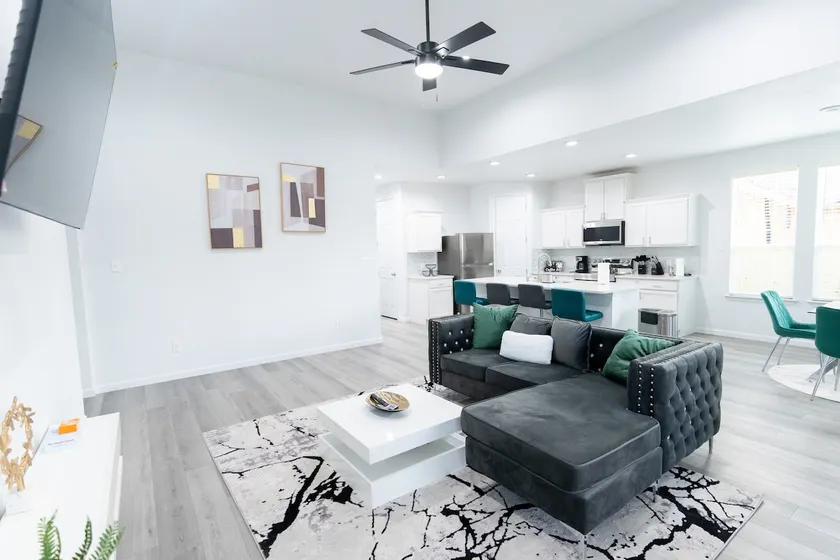 Luxurious Home, Near Downtown - Image 1