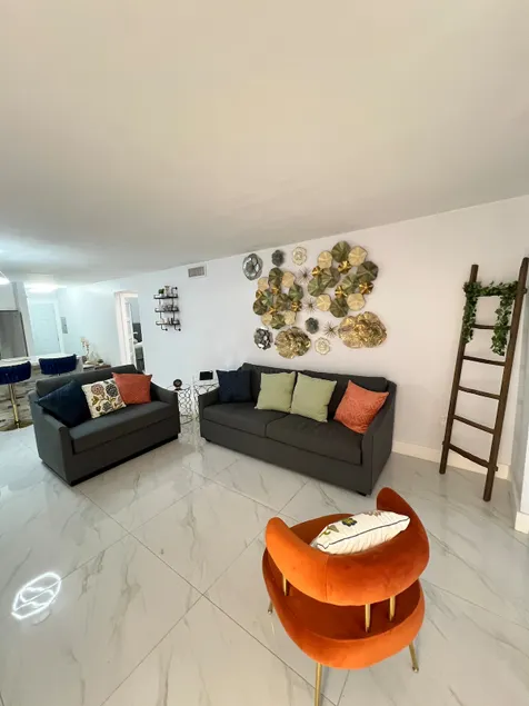 Modern Space in Miami Near Airport parking sleep 7 - Image 1