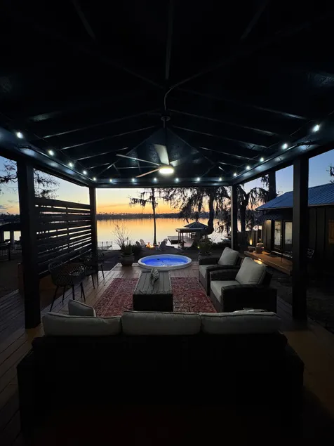 Cozy Lake House Retreat - Image 1