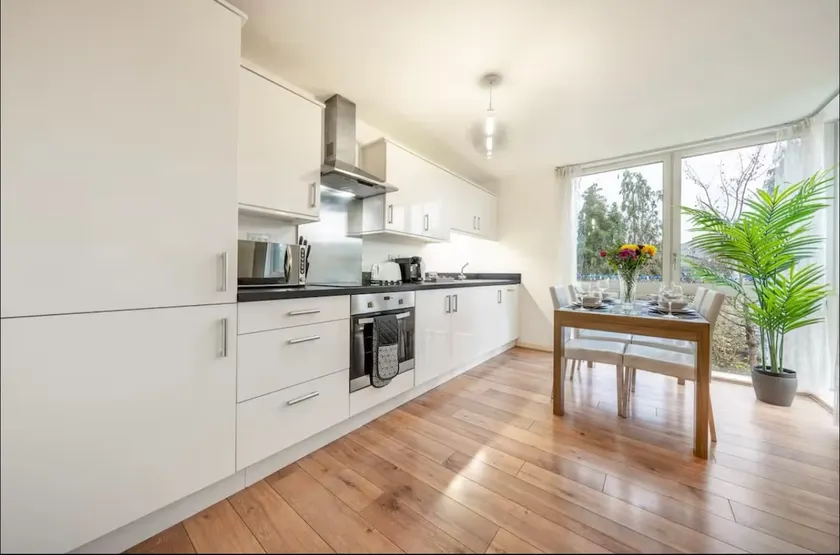 LuxuryStayLong-Sleeps6-FreeParking-FreeGym-Terrace - Image 1