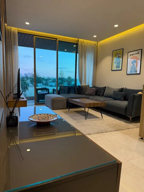 LH Suites: Urban elegance & unobstructed views - Image 1