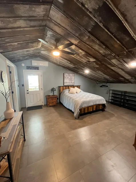 Charming Industrial Barndominium Retreat |78 Acres - Image 1