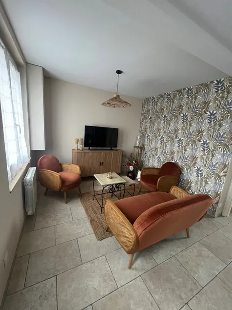Townhouse with garden in Eu - Image 1