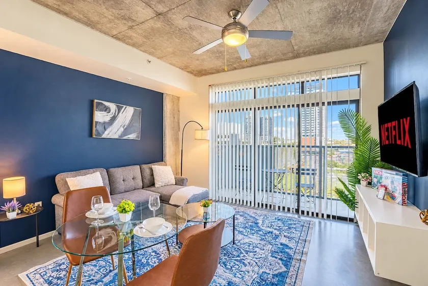 CDT PHX Apt Balcony Gym Pool WD & Parking - Image 1