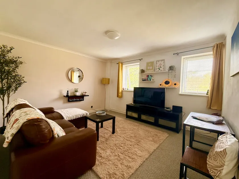 Pet friendly - 2nd floor flat - Noon check out - Image 1
