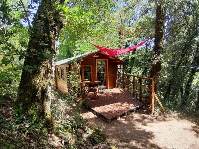 Small wooden cabin - Image 1