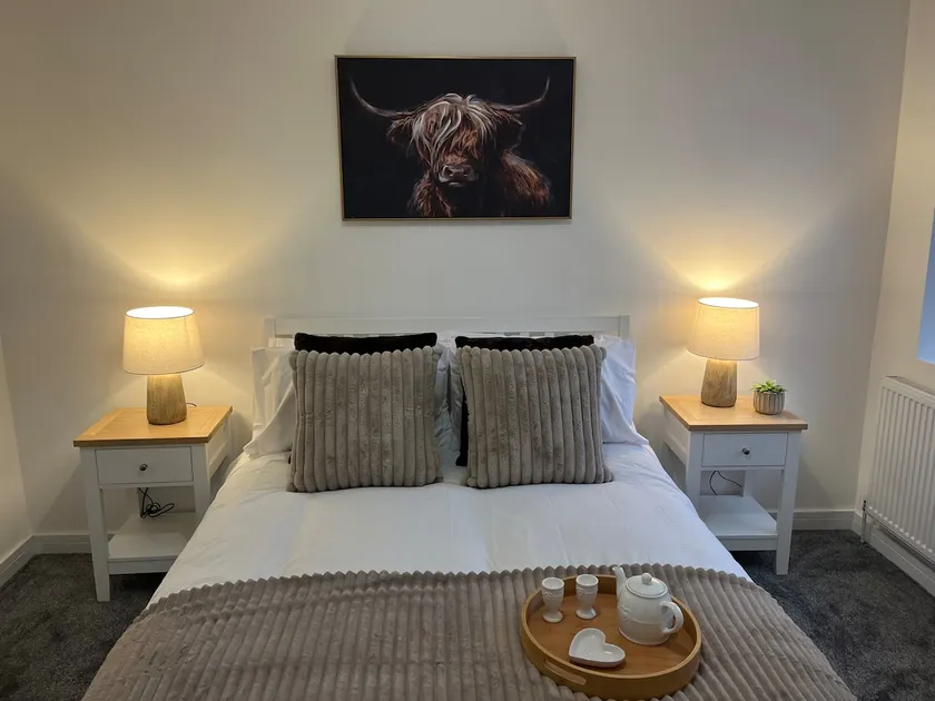 Stylish 3-Bed 2-Bath Home in Rugby- WiFi & Garden - Image 1