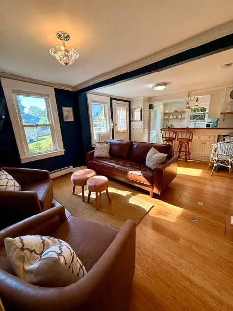 Cozy Lake View Cottage · Near Hosptials & DCU - Image 1
