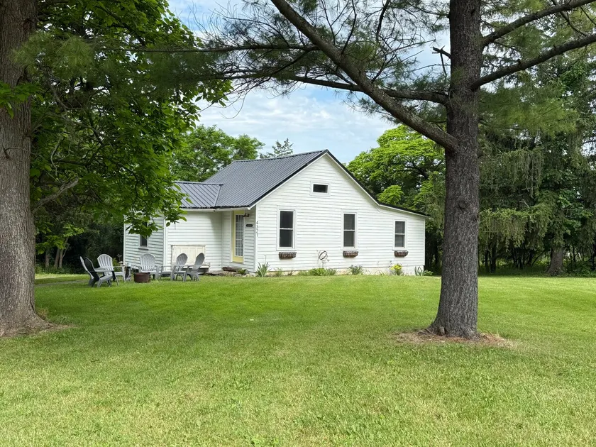 Hike, Wine, Dine & FUN! | Sweet Woodsy Bungalow - Image 1