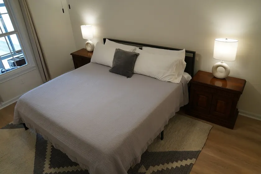 Spacious 2BR/2BA: Ideal for Families & Work Trips - Image 1