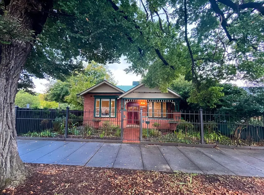 Executive Cottage, Luxe 1930s Stay in the Heart - Image 1