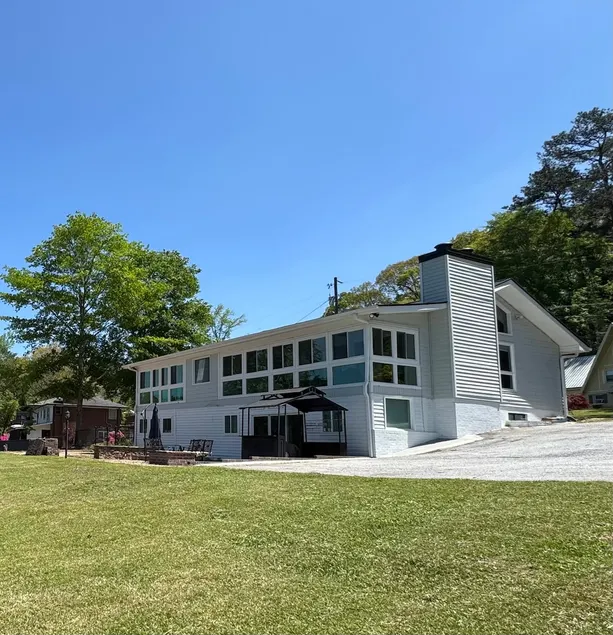 4 bed, 4 bath Lakefront home! - Image 1