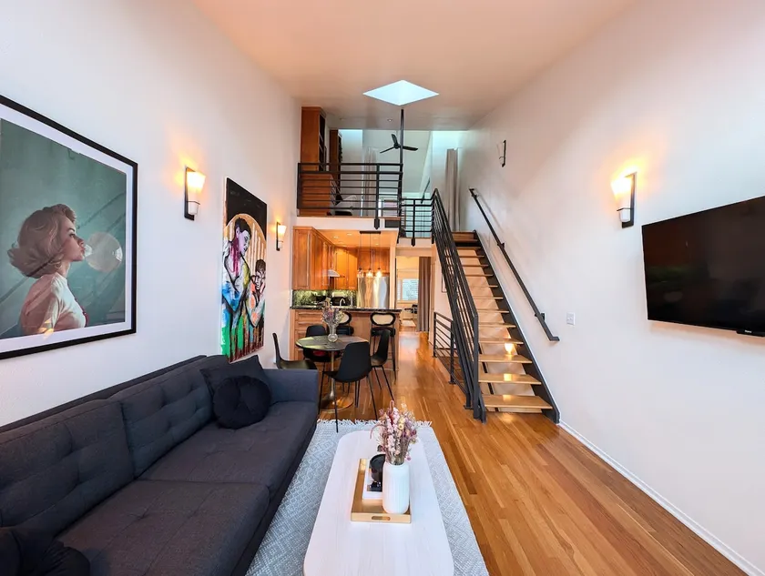 Central, Bright & Quiet Loft Townhouse - Image 1
