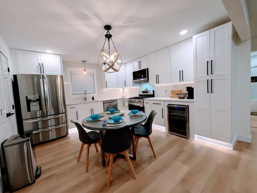 Custom Design, Kitchen King Beds Laundry Large TVs - Image 1