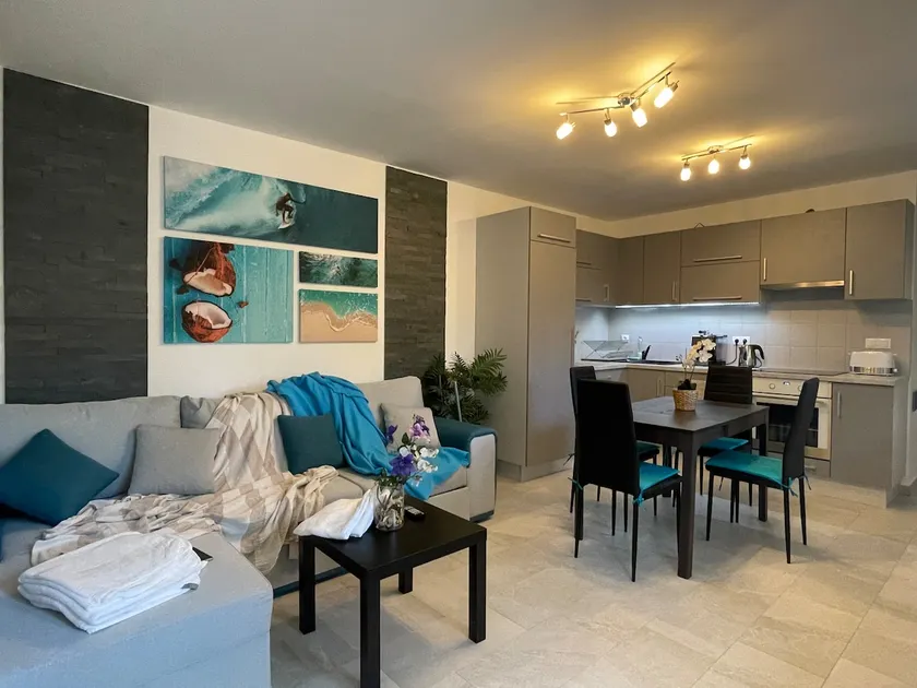Beachside Apartment - Image 1