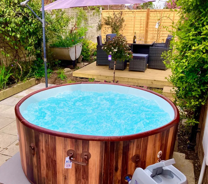 Elkstone Studio Private Hottub Pet Friendly - Image 1