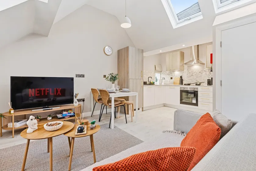 Cozy 2 Bed | Zip Link | Close to train | Free Park - Image 1