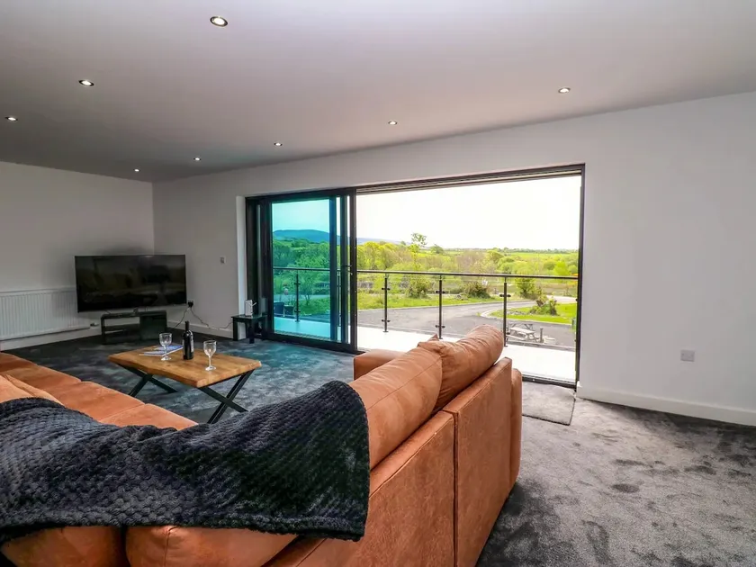 Oaktree Cottage - 3 Bedrooms - Sleeps 6 - Image 1