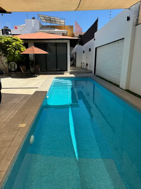 House with Private/Heated Pool King Size Bed - Image 1