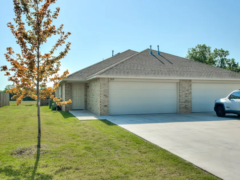 3 Bedrooms!Fenced Backyard, 2 Car Garage, Pets OK! - Image 1