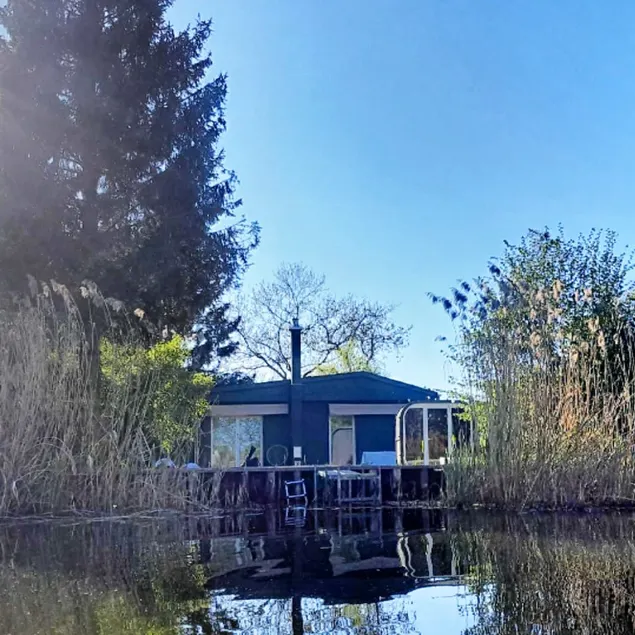 Waterfront house with sauna and pool - Image 1