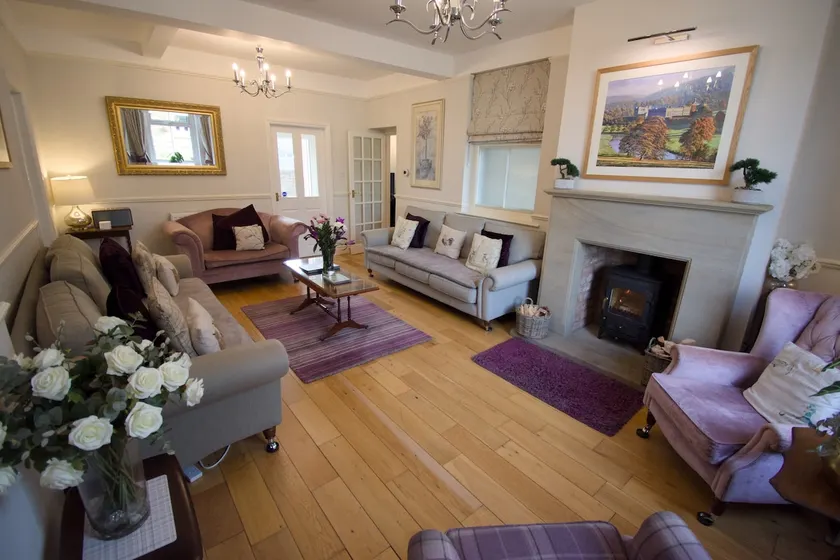 Central Bakewell, Sleeps 12, Parking for 4 or 5 Cars, Family & Dog Friendly - Image 1