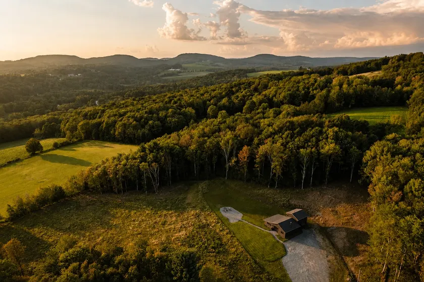 Hot Tub, Fire Pit, Views & 14 Acres | Onyx Ridge - Image 1