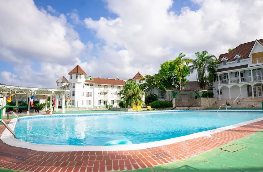 Cozy Apartment w/Ocean View, Pool & Beach Access - Image 1