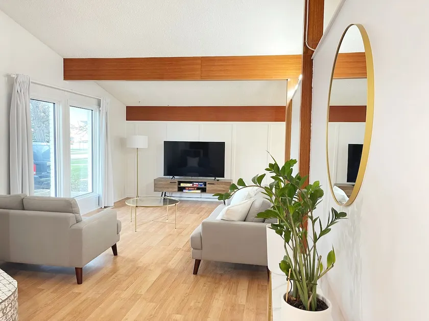 Spacious Cabin-Inspired City Stay w/ Dreamy yard - Image 1