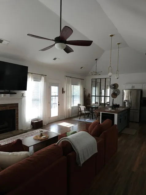 Beautiful & Airy Retreat with Lots of Character - Image 1