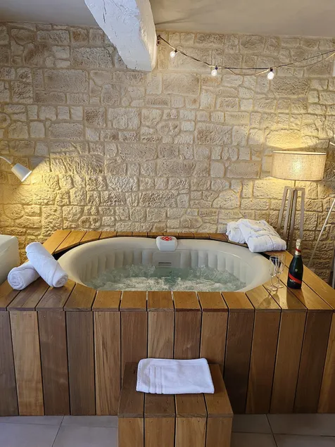 The Honeymoon - Jacuzzi - Sedan (La SuiteV) - Image 1
