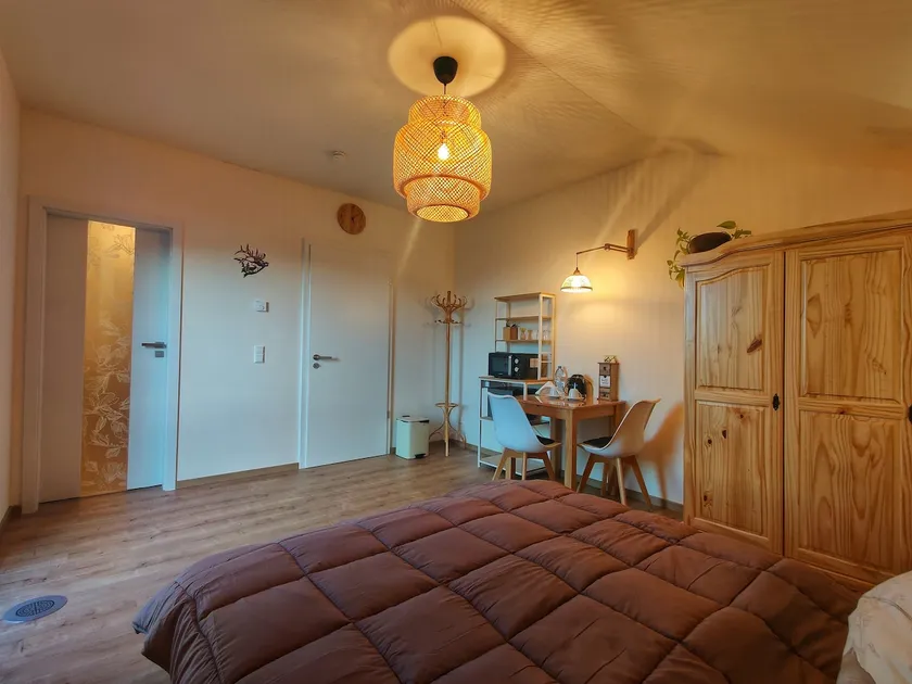 Luxurious room with bathroom in a quiet location - Image 1