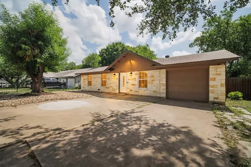 Spacious 3BR Retreat w/ Game table Near I-35/F1/DT - Image 1