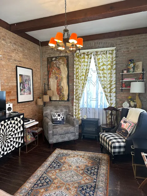 Downtown Guesthouse- Romantic Getaway - Image 1