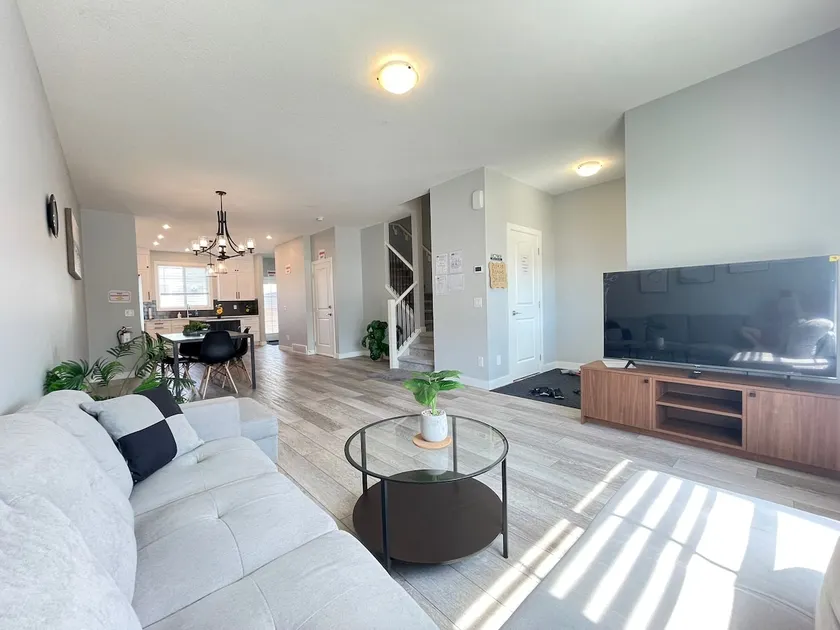 New open-space,3 bedrooms, AC home in NW Calgary - Image 1