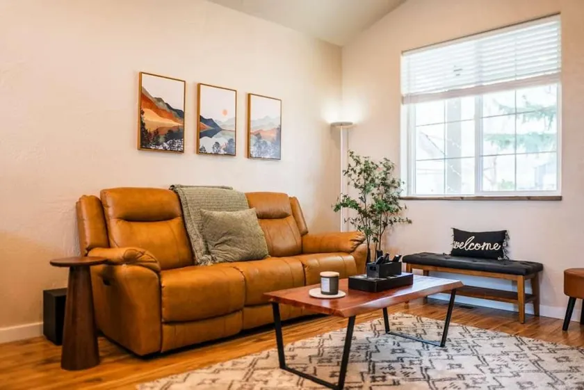 Fireplace, EV Charger, Parking, Coffee - Image 1