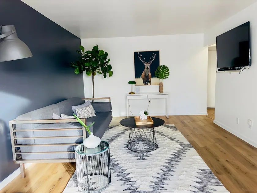Spotless & Trendy King Suite With View - Image 1