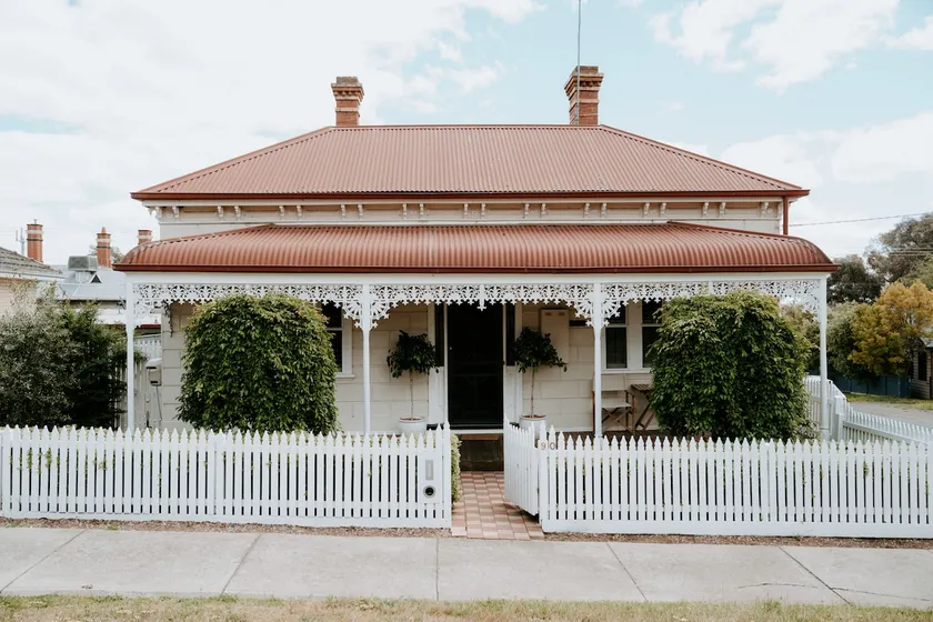 Stylish Bendigo Cottage-Walk to CBD, Cafés & Train - Image 1