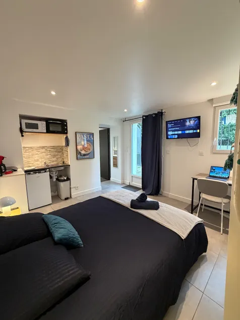 Modern and secure studio with garden - Image 1
