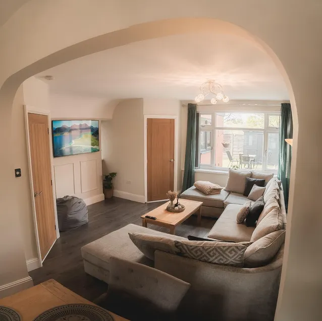 Sleeps 6 | 4 Beds | FREE Parking | Near Manchester - Image 1