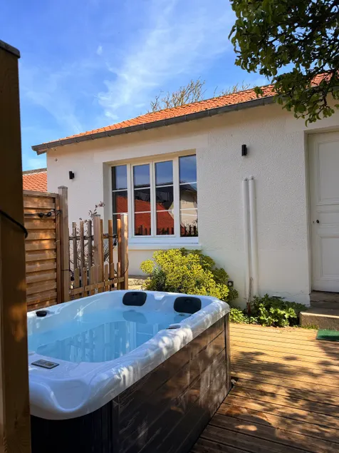 Apartment with Jacuzzi – Shared Pool Access - Image 1
