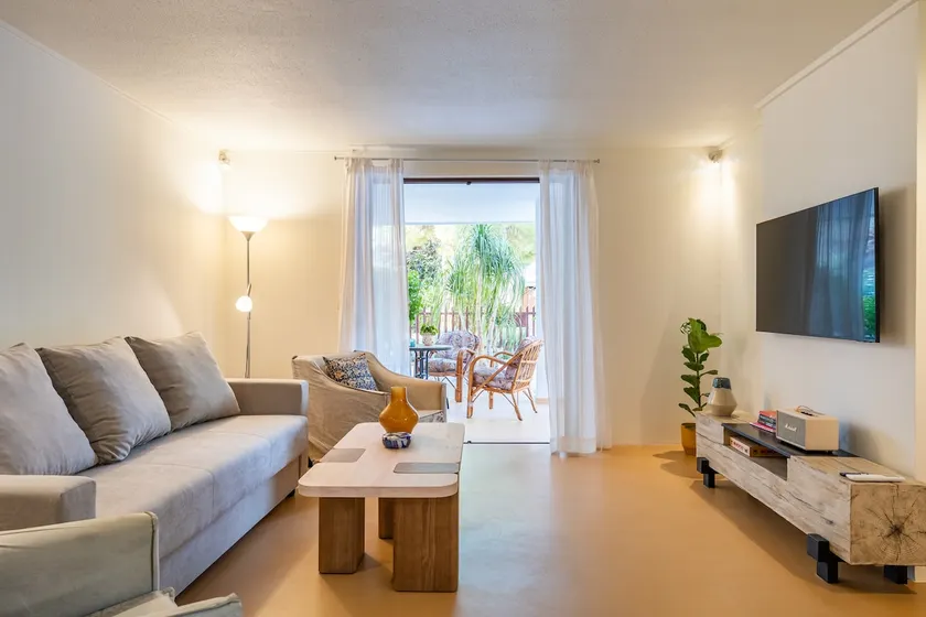 Fully Renovated Studio in Glyfada with Patio - Image 1
