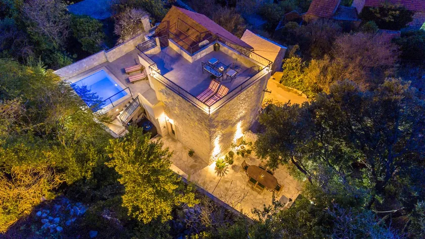 CASA DE PIEDRA DEL SIGLO XIX EN PARQUE NATURAL - Image 1