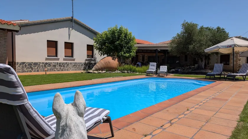 Relaxing villa with pool in Anguciana - Image 1
