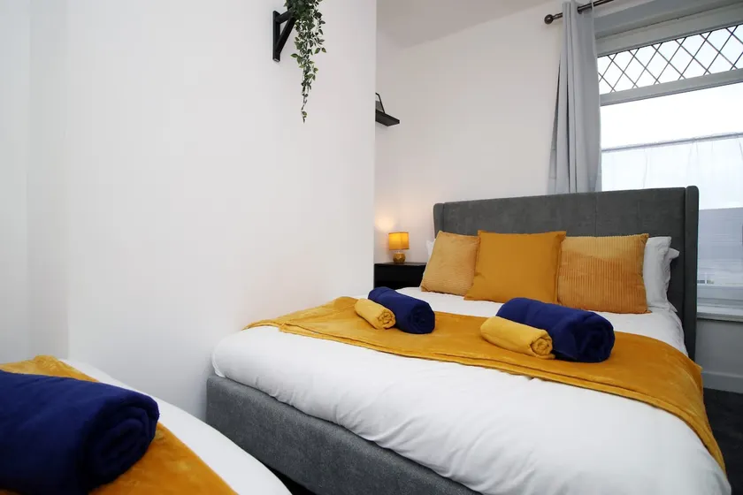 Comfortable 2 Bed Home | Sleeps 4 • City Access - Image 1